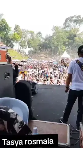 tasya  Rosmala adella  🎵 LIVE MUSIC OM ADELLA 🎵 >> TITLE   :  >> VOC      :    >> MUSIC  :  OM ADELLA >> YOUTUBE  : OM. ADELLA 📽️ VIDEO FULL BISA DI LIHAT YOUTUBE 📽️ !! PIMPINAN !! ALM. H.TOTOK SR ( BANGILAN TUBAN , JAWA TIMUR )  📞 0812 1777 1223 ~ MUSISI ~ >> Kendang/drummer 🥁 : noupy >> Gitari bass 🎸   : rick >> Gitari Ritem 🎸 : sumino >> Gitari melodi 🎸 : momon >> Keyboard 1 🎹   : yemung >> Keyboard 2 🎹   : prass >> Tamborin             : saridin >> Suling                   : fendik #padahariini #omadella #adella #tasyarosmala 