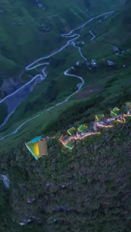 Có những nơi nhất định ta phải đến một lần trong đời! A mountaintop café on Mã Pí Lèng Pass#mapileng #views #nature #nhachaymoingay #nhacnaychillphet . 