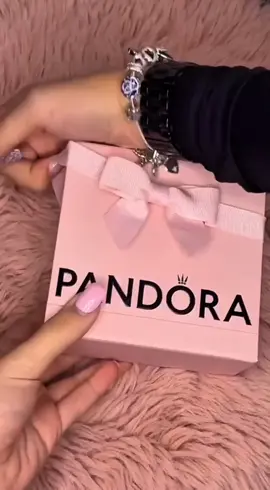 O PRESENTE DOS SONHOS EXISTE! ✨ Diga adeus aos presentes sem graça!  Apresentamos o nosso Anel Simples Rosa S925: a combinação perfeita de delicadeza, brilho e significado. Com dois corações de zircônia rosa e cravação luxuosa em prata esterlina, ele é a forma mais linda de celebrar o amor — seja o seu, o de uma amiga, ou o daquela pessoa especial! 🎁 Ainda mais especial: Receba na caixa de presente estilo PANDORA (confira a opção 