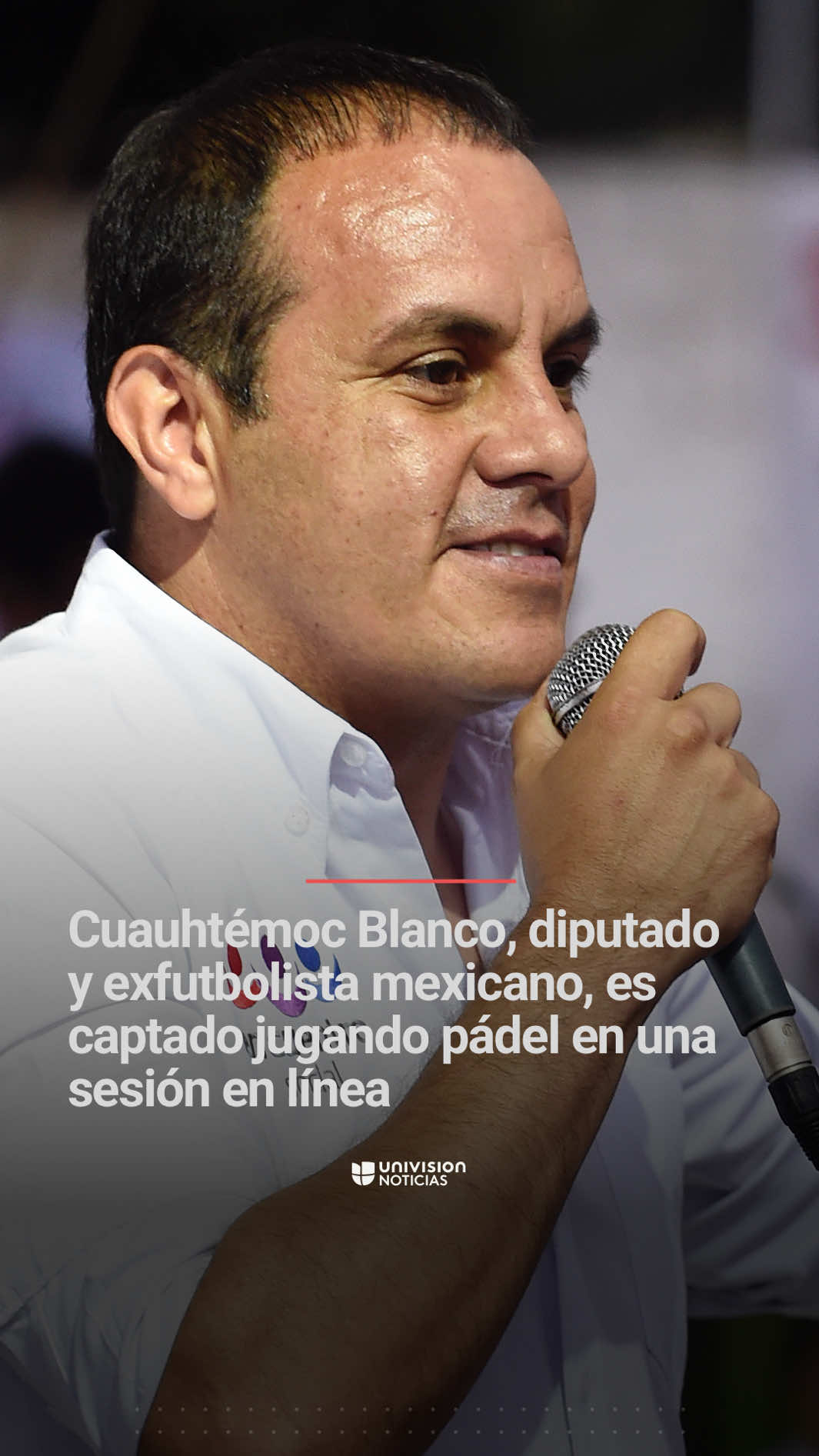 🇲🇽 Cuauhtémoc Blanco, diputado y exfutbolista mexicano, es captado jugando pádel en una sesión en línea. Blanco solicitó que le pusieran asistencia durante una sesión virtual, aunque no parecía estar prestando atención a la discusión sobre la Ley General de Aguas, ya que se encontraba entrenando pádel. #CuauhtémocBlanco #México #diputado #Univisionnoticias #Uninoticias