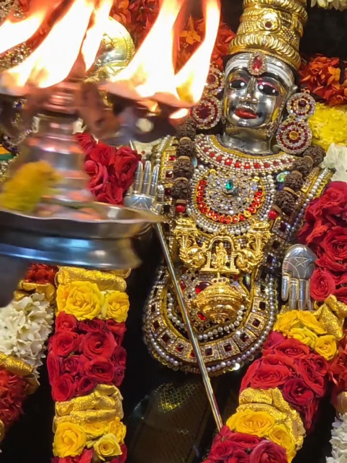 குன்றத்திலே குமரனுக்கு கொண்டாட்டம் அங்கே குவிந்ததம்மா பெண்களெல்லாம் வண்டாட்டம் வண்டாட்டம் | Sri Veeramakaliamman Temple Singapore #singapore #sriveeramakaliammantemple 