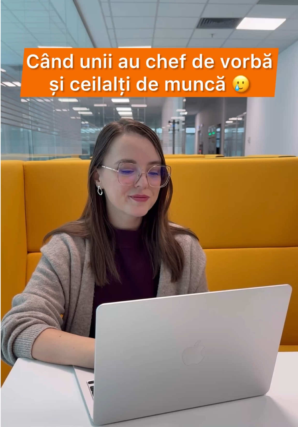 Tu cu cine ții? Cu vorba sau cu munca? 😅  #colegi #gluma #echipa #amuzant #munca @Iulia Vacaroiu @𝐀𝐧𝐝𝐫𝐞𝐢 𝐌𝐢𝐫𝐞𝐚 