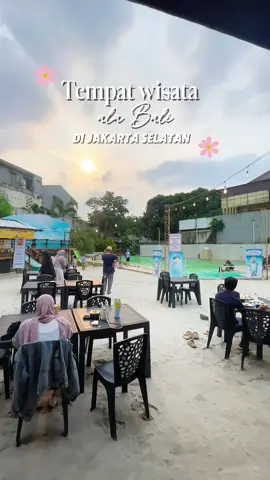 Tempat wisata di jagakarsa ada kolam renang dan pasir ala di pantai. nama tempatnya taman tirta dahayu, disini banyak foodcourt nya juga. Dan ga jauh dari tempat ini ada penginapan start from 100K, kamarnya nyaman, bersih dan homey banget. Nama hotelnya urbanview Jagakarsa, pesannya lewat aplikasi RedDoorz dan jangan lupa pake kode voucher YUKNGINEP buat dapetin diskon tambahan. Yuk download aplikasi RedDoorz dan dapatkan keuntungannya✨ #REDTRAVELERS #URBANVIEWbyRedDoorz #urbanviewjagakarsa #tamantirtadahayu #jaksel 