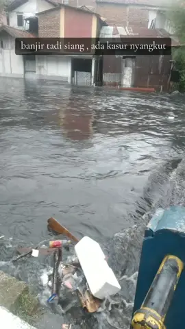 banjir kiriman dari bandung , ada kasur nyangkut 