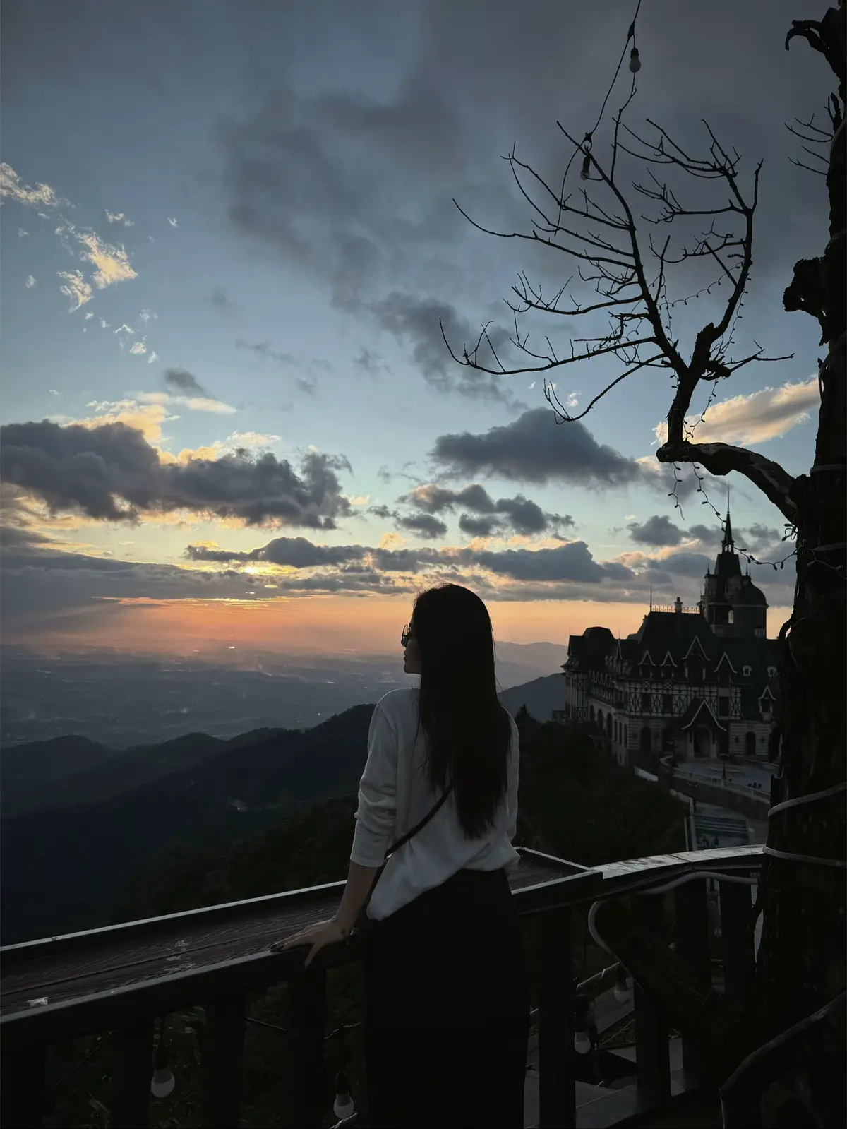 Cuộc đời em cũng dễ hiểu thôi, không có tiền thì hốc hác như ma Có tiền cái lại như hoàng gia Tây Ban Nha luôn =))))))) 😎