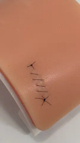 Sutura chuleio simples - Simulador Curvo @Minha Medicina  🤍 cupom: BEMEDICINER  #sutura #suture #Suturepractice #medicalstudent 