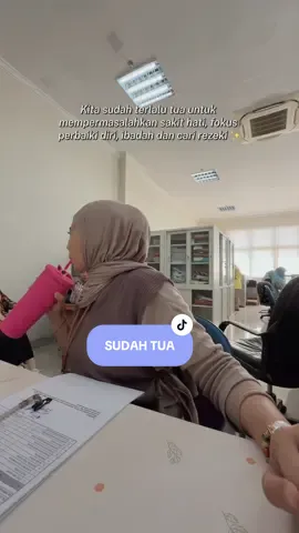 Umur segini yang dipermasalahkan cuma bagaimana caranya tidak sakit pinggang, nyeri otot, pegal linu 😰😆 #worklife #kerjakantoran #jompolife 