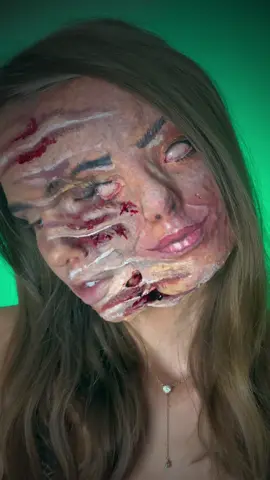 🤫Halloweenlook from last year but it never gets old!😱 #halloweemlook #halloweenmakeup #scarymakeup #halloweentransition 