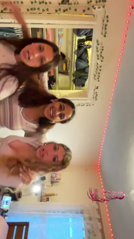 I love u guys @mari💕 @emily 𓅓 #fyp #fypシ #makemefamous #makethisviral #parati 