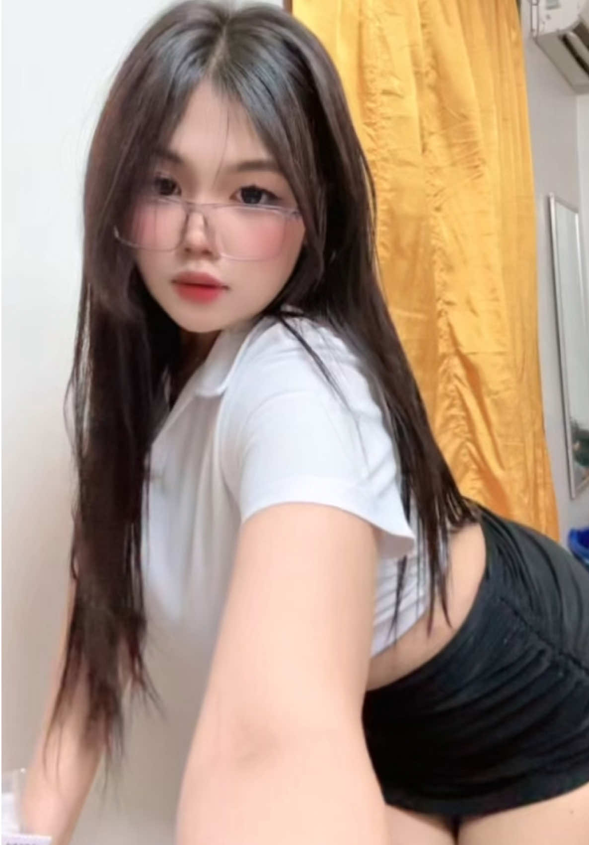 Who is she ?#foryoupage #fypシ #myanmartiktok🇲🇲🇲🇲 #trending 