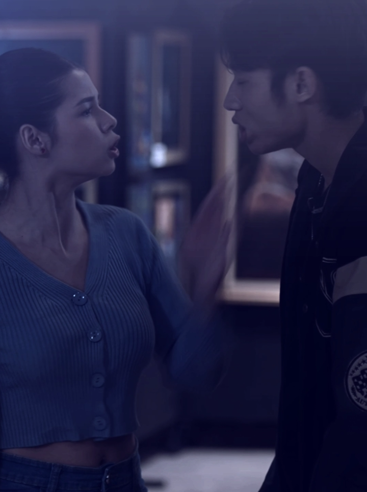 Suara tamparannya itu lohhh renyah banget 😹😹 Jalinan Terlarang, sudah tayang! Nonton episode 1 & 2 gratis hanya di Vidio. #jalinanterlarang #vidiooriginals #vidiooriginalseries #keishaalvaro #mariatheodore 