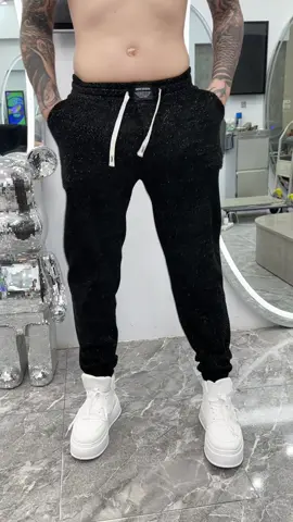 Quần jogger vải . Đính đá . Phom dáng gọn gàng . Ae đi làm đi chơi đều ok 