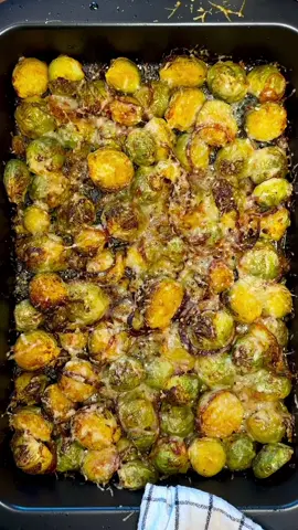 Rosenkohl aus dem Ofen  Für 4 Portionen (als Beilage) 1 kg Rosenkohl  1 Rote Zwiebel  1 Knoblauchzehe  80g Parmesan  Salz und Pfeffer  1 TL Paprikapulver  1/3 TL Chili Flocken  2 EL Olivenöl  1 EL Honig  Zu erst den Rosenkohl waschen, den Strunk abschneiden und halbieren.  Die Zwiebeln in Scheiben schneiden und den Knoblauch zerdrücken.  Alles, außer den Parmesan in eine Auflaufform geben und mit dem Olivenöl, Honig und den Gewürzen vermengen. Bei 200° C Umluft circa 20 Minuten backen ( jede Ofen backt unterschiedlich). Nach der Hälfte der Zeit den Parmesan drüber streuen und weiter backen.#schnellesessen #rosenkohl #rezepte #gesunderezepte #schnellerezepte            