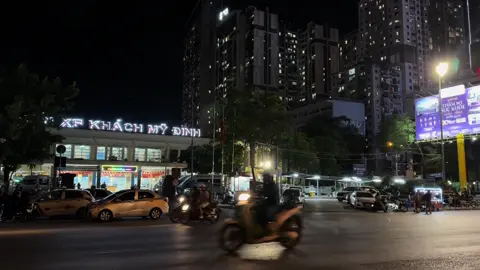 Nửa đời sương gió công danh Chữ duyên ai đó không dành cho ta Chữ tình lặng lẽ cho qua Bôn ba lam lũ lo cha mẹ già Ngắm trăng ngắm đến trăng tà Chút men chút xỉn nhớ nhà nhớ quê Ở nơi đất khách bộn bề  Mỗi đêm tự nhủ lúc về thành công Hết thu rồi cũng hết đông Hết xuân hết tết vẫn không thể về… @Hà Nội Về Đêm ❤️ #hanoivedem❤ #langthanghanoi #nhachaymoingay #xuhuong2025 