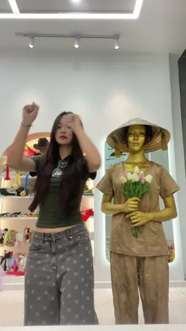 @Hoang Duyen 🇻🇳 Hà Lan đưa bà ngoại đi xì phố