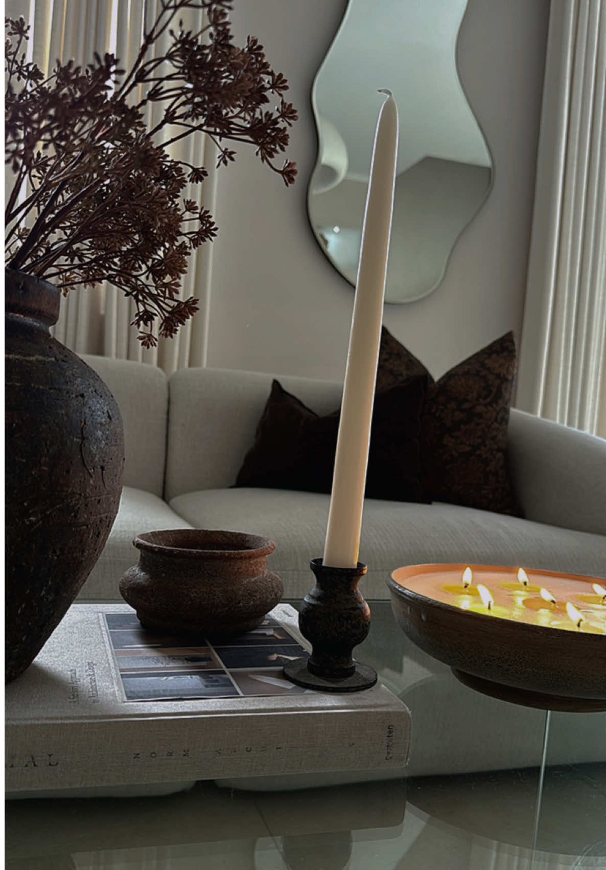 Quelques touches de marron pour réchauffer mon intérieur clair 🤎 Des détails simples, mais qui changent toute l’ambiance.  @zarahome  ✨ Planche Ref. 5265/042 ✨ Bougie Ref. 3407/705 ✨Vase terre cuite Ref. 1306/046 ✨ Vase marron Ref. 8372/046 ✨ Housse de coussin Ref. 3137/008 #unbox #decoration #zarahome 