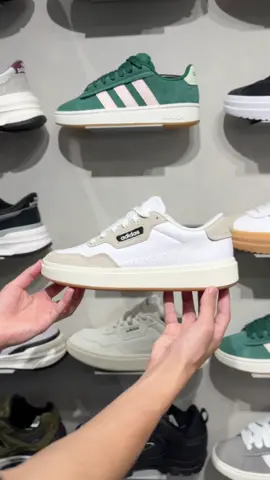 Entre no passado e no futuro de uma só vez com o Adidas Park ST 2.0. Inspirado nos designs de quadra da adidas e feito para os dias de hoje, este par é versátil o suficiente para qualquer visual. 👉🏽 Disponível nos tamanhos 38 ao 43 — R$429,99 🛒www.lojabhs.com.br 📍Galeria do Rock, Piso térreo - Loja 118 e 130