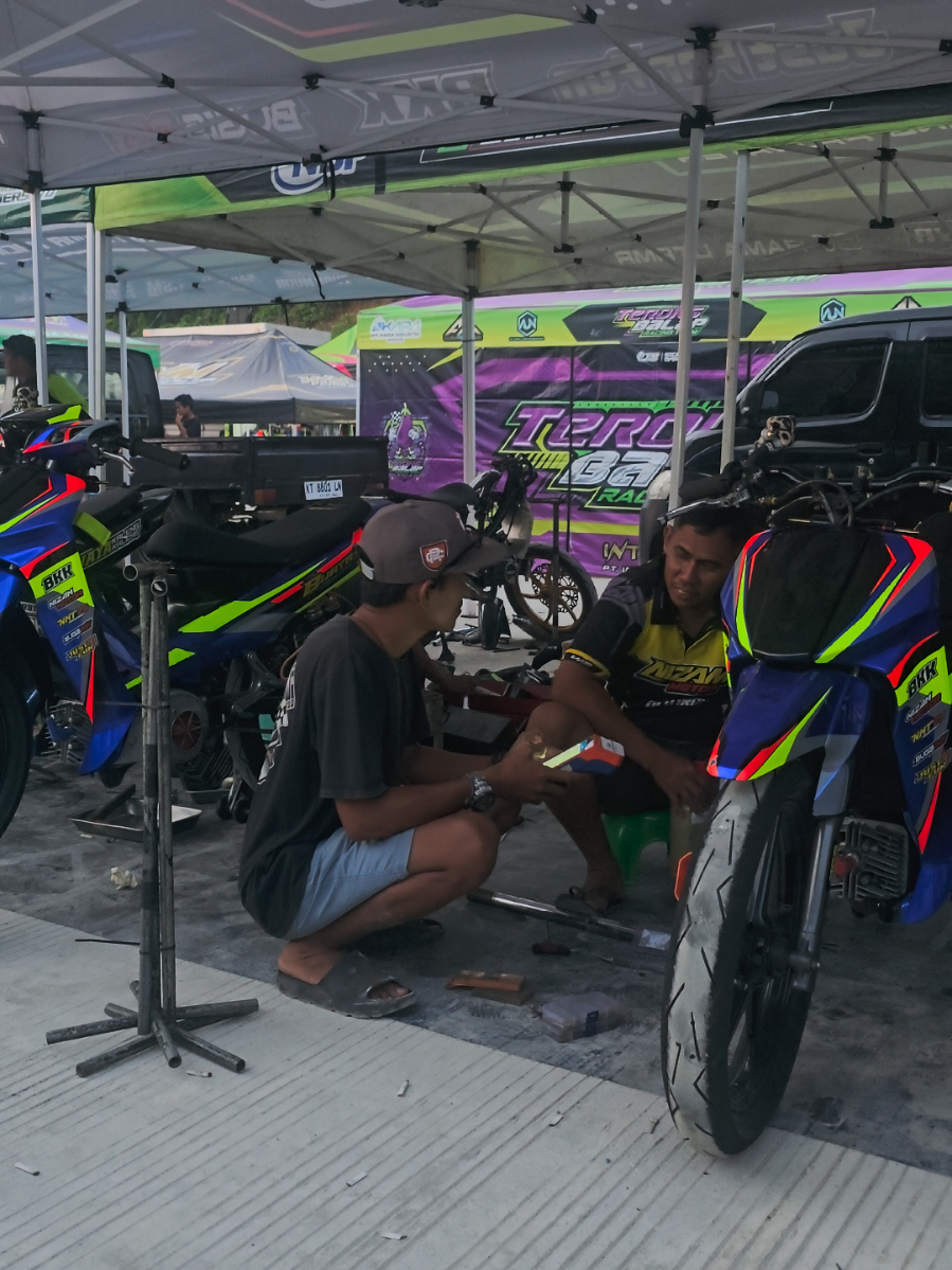 kita Permudah transaksinya kakas. biar pokus balapnya. biar duta motor yg samperin bawain sparepartmu olimu banmu.  #sirkuittanahgrogot #dutamotorpadangpengrapat #sirkuitgrogot #balapmotor #fyp 