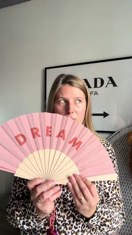 en partenariat avec Pupa Milano @PUPA Milano #everywear #pupalovers Pour les fashion addicts qui veulent du style, de la couleur et de la praticité réunis. Avec bandoulière réglable, attache pour téléphone, mini-ventilateur et porte-mascara contenant le Vamp! Lash Extender.