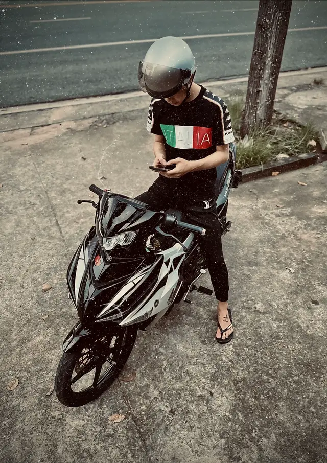 “Làm gì không có bàn tay nào dính bụi,tay mình chưa sạch sao dám dụi mắt người người ta… #xh 