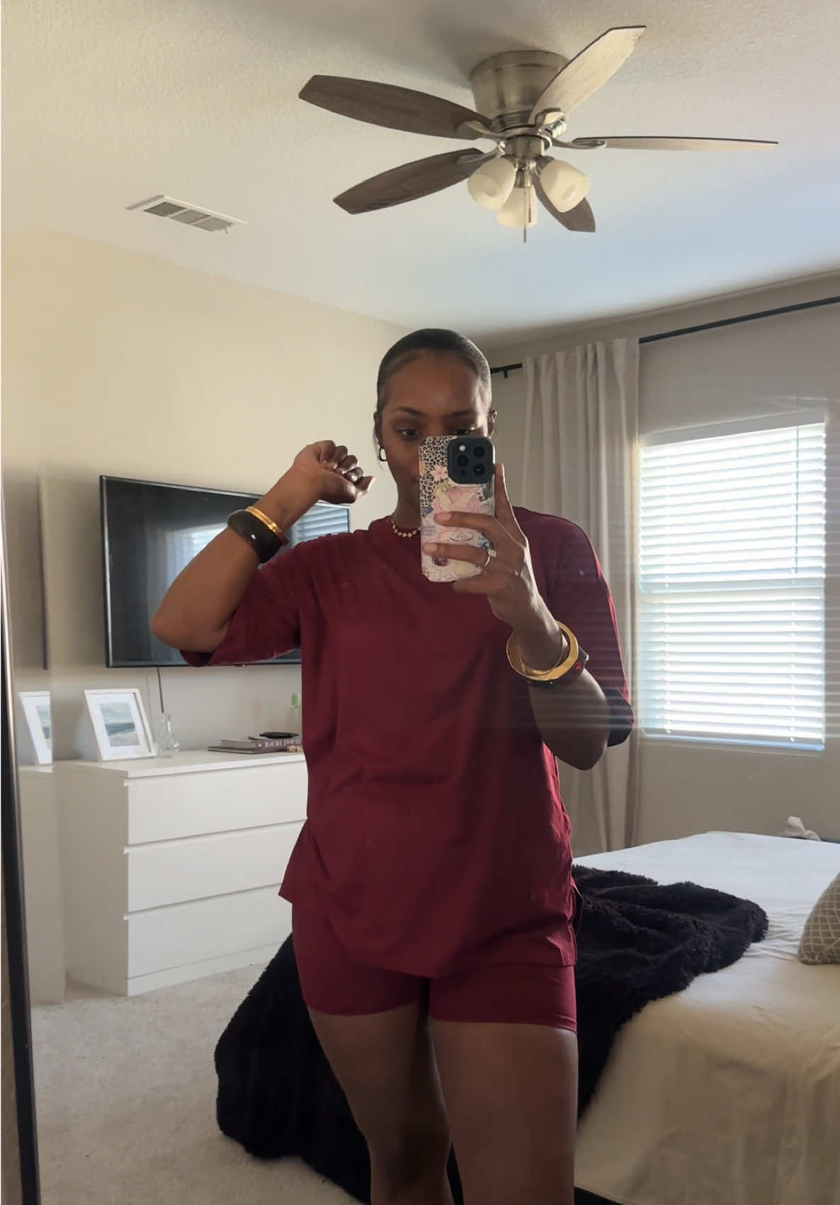 I need to find a pant version now that it’s getting chilly at night #twopieceset #loungset #errandsoutfit #momfit #sahmoutfit 