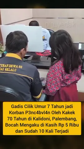 Palembang - HT (29), driver ojek online (ojol) di  Palembang, Sumatera Selatan, melaporkan dugaan pencabulan anaknya, AV (7), oleh tetangganya, kakek inisial TM (70). TM disebut sudah sekitar 10 kali mencabuli AV dengan iming-iming diberikan uang dan jajanan. Peristiwa terakhir dialami AV disebut terjadi di kediaman TM, tepatnya di warung sekaligus kediamannya di kawasan Jalan Mayor Zen, Kecamatan Kalidoni, Palembang, Rabu (1/10/2025) sekitar pukul 20.30 WIB. Saat ditemui di SPKT Polda Sumsel, HT mengatakan aksi bejat pria yang sudah bercucu itu terbongkar usai korban memberanikan diri bercerita ke orang tuanya. 