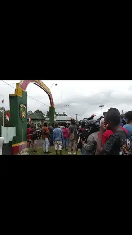 Masyarakat Kota Tanah merah. dilakukan turun Demo damai di kota tanah merah kb, Boven Digoel.22 Oktober 2025 dalam rangka kembakaran Sederwasih kepada Pihak keamanan di Provi Papua Jayapura,  maka dengan itu Pihak Seluruh Anak Sederwasih  Papua turun Aksi demo damai di setiap titik