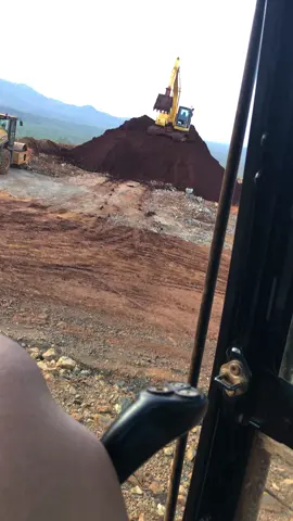 Memang ini oprator nya exca 86 ndak mendenggar🤣🤣🤣 #kontenjhinah😜  #kulitambang👷  @D2005⚜️🔥  @ruslan 