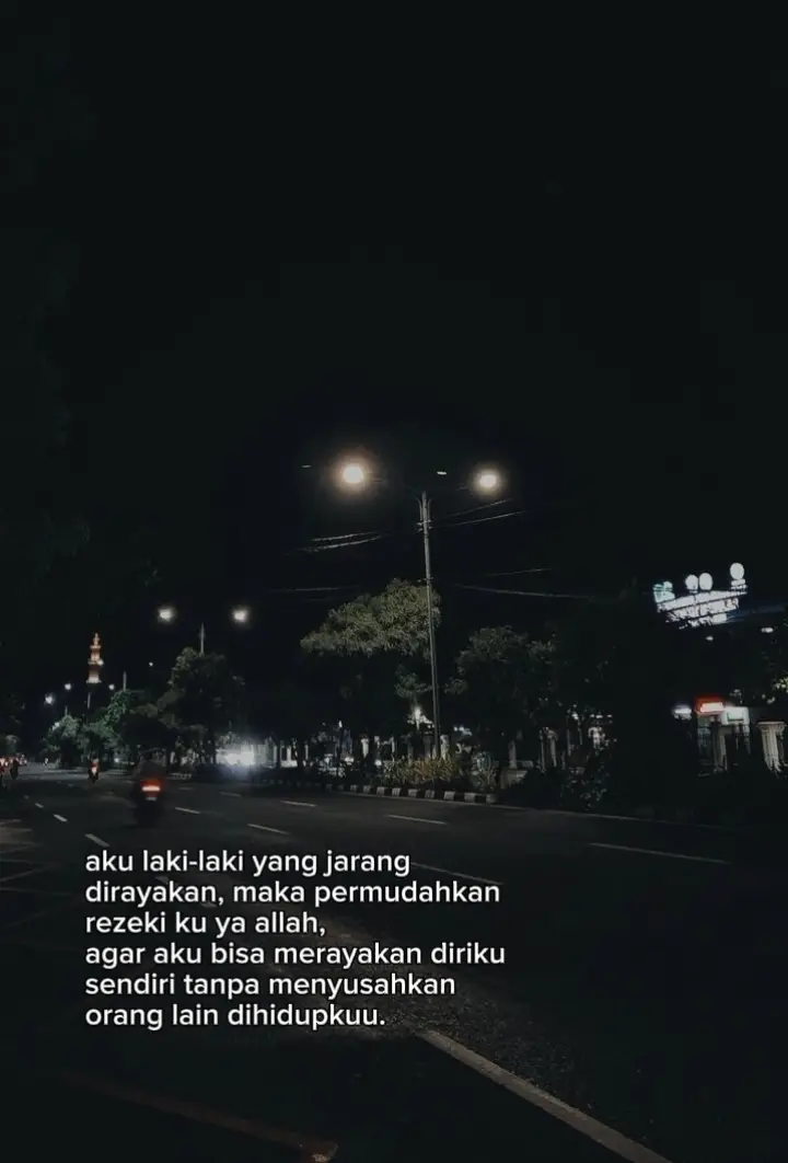 --- Bahan-bahan: Nasi putih 1 piring (lebih enak kalau nasi dingin) Telur 1 butir Bawang putih 2 siung (cincang halus) Bawang merah 3 siung (cincang halus) Cabai merah 2 buah (opsional, sesuai selera) Kecap manis 1–2 sdm Garam ½ sdt Kaldu bubuk / penyedap rasa (secukupnya) Minyak goreng 2 sdm Tambahan (opsional): Sosis, ayam suwir, udang, atau bakso sesuai selera Daun bawang atau bawang goreng untuk taburan --- Cara membuat: 1. Panaskan minyak di wajan. 2. Tumis bawang merah, bawang putih, dan cabai hingga harum. 3. Masukkan telur, orak-arik hingga matang. 4. Jika ingin, tambahkan bahan tambahan seperti sosis, ayam, atau bakso. Tumis sebentar. 5. Masukkan nasi putih, aduk hingga tercampur rata dengan bumbu. 6. Tambahkan kecap manis, garam, dan kaldu bubuk, aduk rata sampai warna merata. 7. Masak hingga nasi agak kering dan harum. 8. Sajikan di piring, beri taburan bawang goreng dan potongan timun/tomat bila suka. --- SILAHKAN MENCOBA ⁉️#galaubrutal #fyp #fouryou #katakata #sadstory 