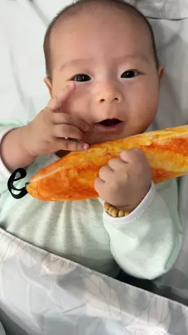 Chào các đồng 🐍. I'm siu nhưn. Cả ngày ko nghỉ ngơi, đêm khuya dậy liên tục. Sáng 4-5h dậy rồi. Ủa chớ gần 10h tối rồi còn gặm bánh mì tám chiện đến bao giờ ní 😂                                                                                     #baby #ấttỵ2025 #babytiktok #cutebaby #Gạo 