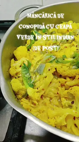 🥦 Mâncărică de conopidă cu ceapă verde în stil indian Ingrediente (3–4 porții): 1 conopidă mare (1–1,2 kg), desfăcută în buchețele mici 1 cartof mic (aprox. 150–200 g), tăiat cubulețe mici 1 legătură mare de ceapă verde (6–8 fire) 3 căței de usturoi tocați 1 linguriță ghimbir proaspăt ras (sau ½ linguriță pudră) 3 linguri ulei vegetal (floarea-soarelui sau cocos) 1 linguriță semințe de muștar (sau chimen, dacă preferi) ½ linguriță turmeric ½ linguriță boia dulce ½ linguriță garam masala (sau un amestec de coriandru, chimion și piper) Sare și piper după gust 100–150 ml apă fierbinte (poate fi completată pe parcurs) Pătrunjel sau coriandru verde pentru servire 🔪 Mod de preparare: 1. Pregătirea: Taie conopida în buchețele mici și cartoful în cubulețe de mărime similară (astfel se vor găti uniform). Toacă ceapa verde, separând partea albă de cea verde. 2. Aromatizarea uleiului: Într-o cratiță mare, încinge uleiul la foc mediu. Adaugă semințele de muștar (sau chimen) și lasă-le 20–30 secunde, până încep să pocnească. 3. Călirea de bază: Adaugă partea albă a cepei verzi, usturoiul și ghimbirul. Călește 2–3 minute, amestecând constant, fără a le arde. 4. Condimentele: Presară turmeric, boia, garam masala, sare și piper. Amestecă rapid, doar cât să elibereze aromele (10–15 secunde). 5. Gătirea legumelor: Pune cartoful și conopida în cratiță, amestecând ușor ca să se acopere cu condimente. Adaugă apa fierbinte, acoperă cu capacul și lasă să fiarbă la foc mic 15–20 minute. Amestecă ocazional; dacă lichidul scade prea mult, mai adaugă câte 2–3 linguri de apă. 6. Finalul: Când legumele sunt fragede (cartoful trebuie să se zdrobească ușor), adaugă partea verde a cepei. Gătește descoperit încă 2–3 minute pentru evaporarea surplusului de lichid. 7. Servire: Presară pătrunjel sau coriandru proaspăt. Servește caldă, cu orez simplu sau lipie. #andreeacuisine #inbucatariaandreeit  #mancaredepost #conopida #mancaredeconopida 