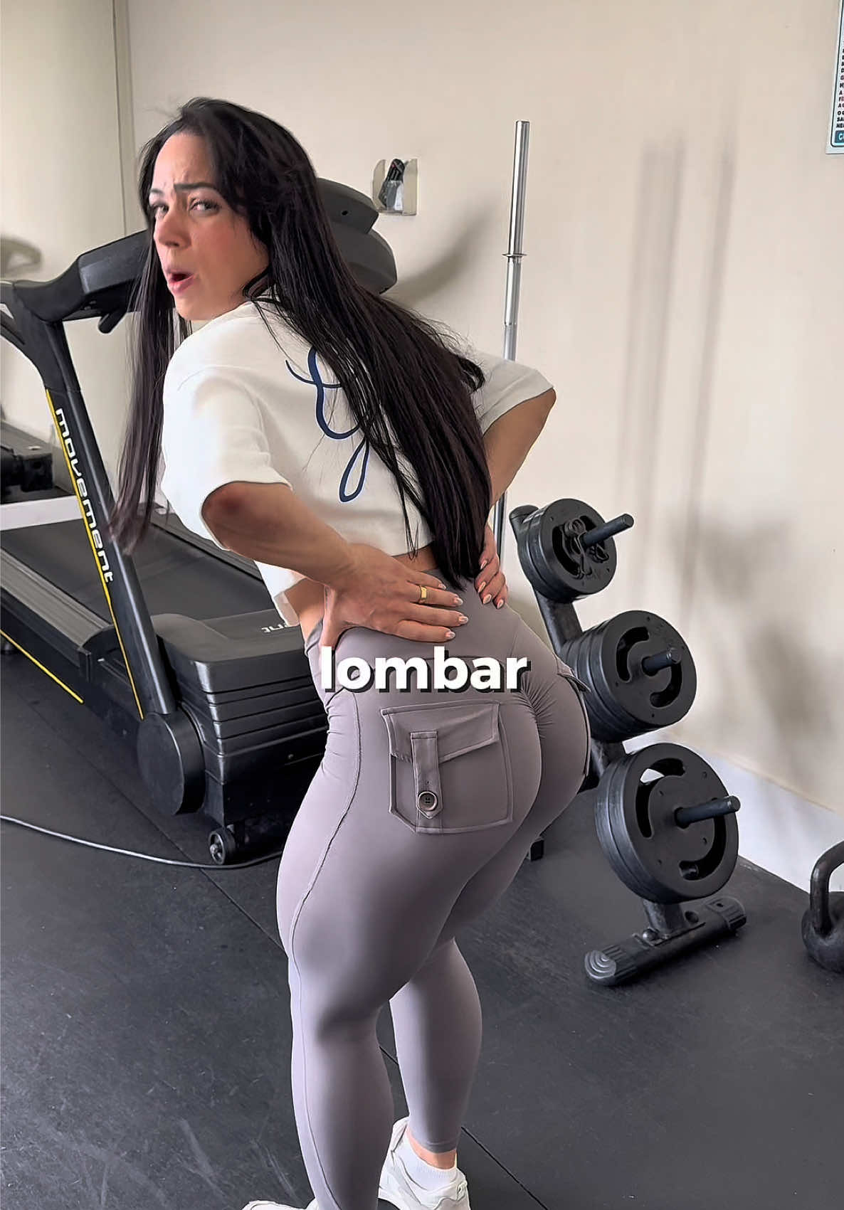 🐡💥 ALONGAMENTOS que salvam a lombar quando ela pede socorro! Depois de um dia pesado ou treino intenso, a lombar grita — e esses alongamentos são o alívio certo! 👇🏻 1️⃣ Alongamento no espaldar — solta glúteo e lombar. 2️⃣ Tronco à frente — relaxa toda a cadeia posterior. 3️⃣ Gato e camelo — mobiliza e alinha a coluna. 4️⃣ Glúteo cruzado — libera a tensão do piriforme. 5️⃣ Extensão da coluna — ativa e alivia a lombar. ✨ Faz todos os dias ou no pós-treino pra aliviar dores e melhorar a postura. Salva pra fazer depois e me segue pra mais dicas! #vaiprofycaramba #dicasfitness #academia #musculação 