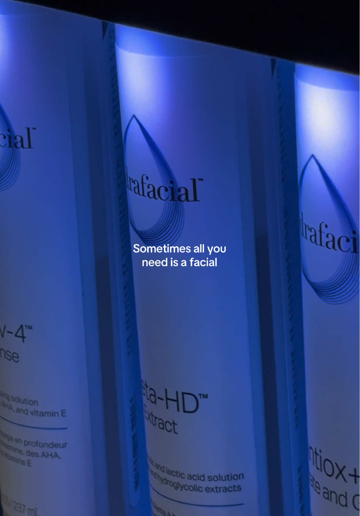Healthy, glowing skin starts with professional care ✨ Book your customized facial to target texture, tone, and hydration for your best skin yet 💧 🗓️ Love your look—Book your appointment today at LookLab.com or call 833.999.5665 (LOOK)