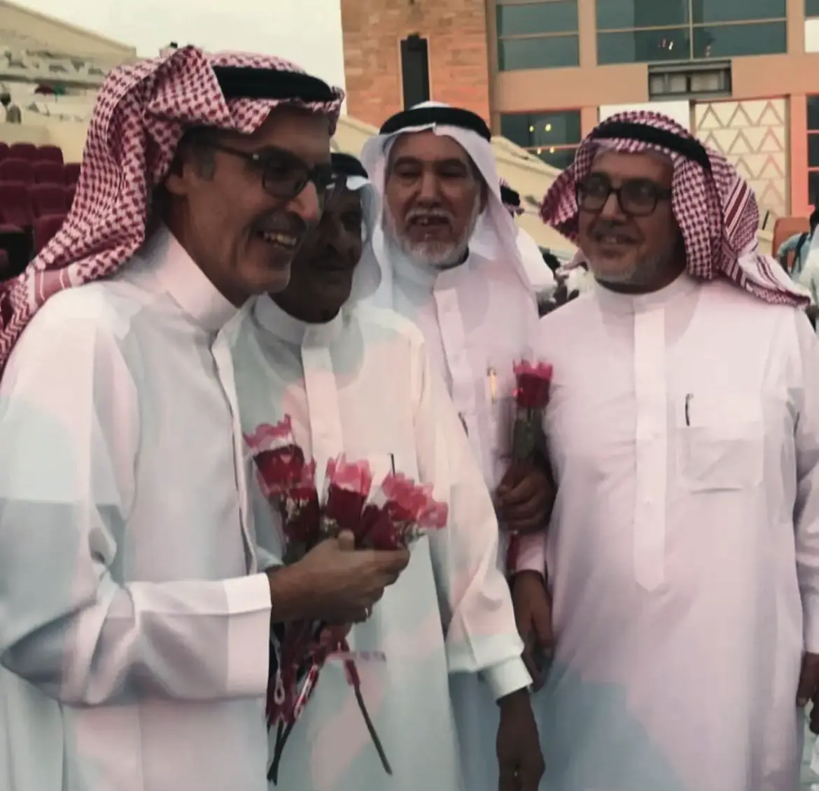 يـا ساحـر البسـمه اساهرك نجمه  وابسمعك كلمه كلمه و لو كلمه قم ناجني يالله عسى تحتاجني  وان مر ليلي ما سالت وان زاد ظلمك ما عدلت  أه أنا حروفي في غيابك  #بدر_بن_عبدالمحسن  #viral  #fyp  #foryoupage  #foryou 