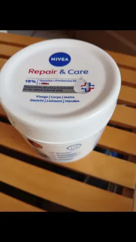 Retour sur la créme Repair & Care extra sèches et rugueuses @nivea_fr Composée d'urée, de glycérine et de provitamines B5, elle est spécialement conçue pour les peaux extra sèches et rugueuses. Elle peut être utilisée sur le visage, les mains et le corps. J'ai été bluffée par cette crème. Dès la première application ma peau a été  apaisée  et plus lisse. Sa texture riche permet une hydratation longue durée. Je trouve lodeur légère et tres agréable. Utilisée au quotidien elle m'apporte un réel confort, je n'ai plus de tiraillement et ma peau est toute douce même au niveau des coudes qui étaient pourtant très secs. Le format généreux (400 ml) permet une utilisation par toute la famille.  Noté  sur Yuka 93/100. Je remerci @hometesterclubfr pour cette découverte. #collaborationcommercialenonremunérée #nivea #niveacreme #peausèche #peauextraseche 