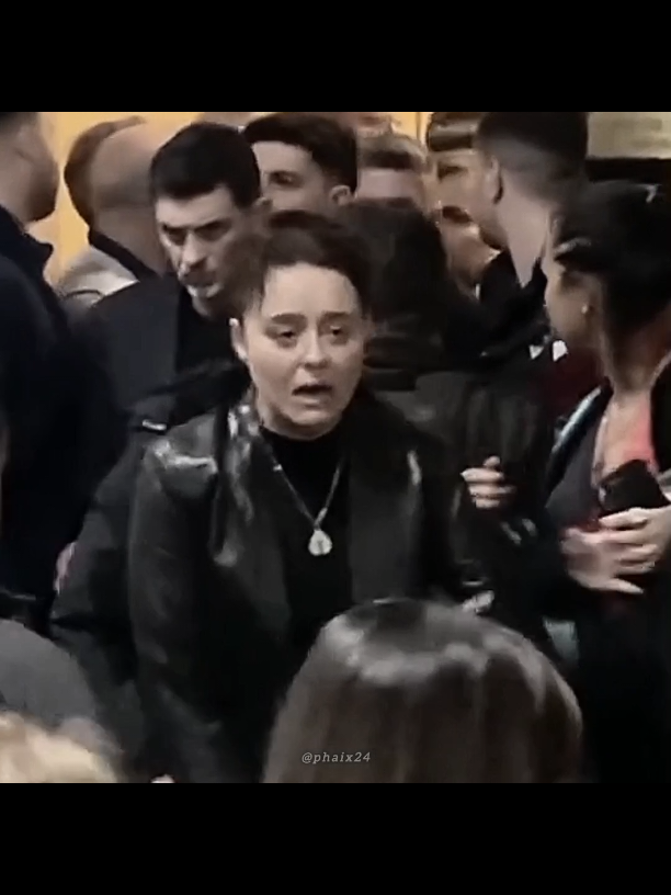 Bu görüntüler aklımdan çıkmıyor dünden beri kendimde değilim aile 9 Şubat'ta yaşadıkları acıyı tekrar tekrar yaşadı Bunu onlara yapmaya ne hakkınız var her şey ortadayken yeterli delil yok gerekçesiyle tahliye etmek ne demek.. diğerlerinin 24 yıl alması bile aslında 24 yıl değilmiş.. zaten 24 yıl da yetmez müebbet verilmeliydi. Yapılan bu haksızlığı kabul etmiyorum! AHMET'İ GERİ VEREMEZLER BİZE ONLARIN DA NEFES ALMAYA HAKKI YOK... #mattiaahmetminguzziiçinadalet #mattiaahmet #ahmetortakdavamız #yaseminminguzzi #yaseminminguzziyalnızdeğildir 