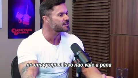 Evite Estas Armadilhas na Perda de Peso: Insights de Renato Cariani Renato Cariani discute as armadilhas comuns que as pessoas enfrentam ao tentar perder peso, destacando a decisão impulsiva de se tornar saudável da noite para o dia e a queda gradual em um estilo de vida sedentário. Ele enfatiza a importância da autoestima e da saúde, alertando contra a busca #fit #Fitness #renatocariani #emagrecimentosaudavel #foryou 