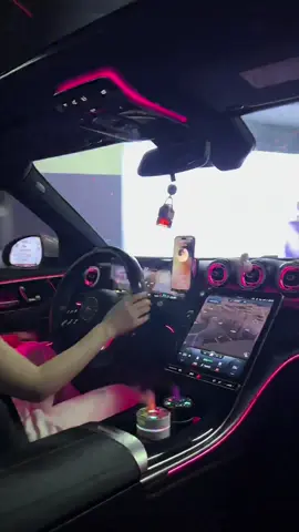 Ngồi trên ghế phụ của cô bạn thân và ngắm cô ấy lái xe một tay thật là ngầu! Không thể cưỡng lại được! #bestie #onehandsteering #Mercedes #femaledriver #firstpersonview