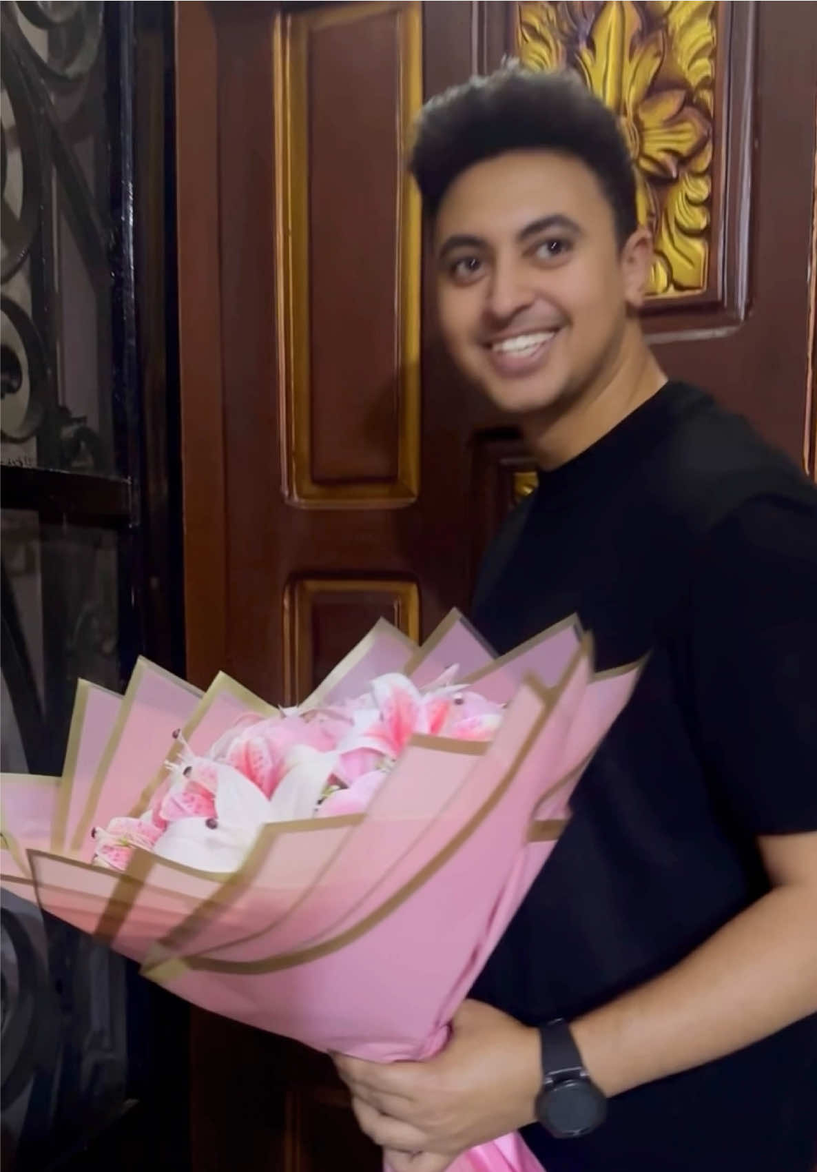 متنساش ان فيه حضن كبير مستنيك من فترة♥️