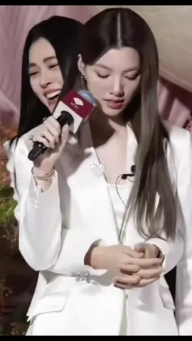 Saat tangan Lingling didekap dan malah seperti Lingling yang memeluk erat Orm, tampak wajah Lingling uang terlihat malu 🤭.  @Lingling Kwong @ออมออมเอง:^D  #foryou #linglingkwong #ormkornnaphat #lingorm #sekixlingormhoneymoon 