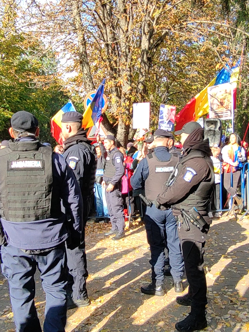 21 Octombrie 2025 - Reacții la cald despre ce s-a întâmplat în fața  la sediul de poliție Buftea după semnarea controlului judiciar de către Călin Georgescu