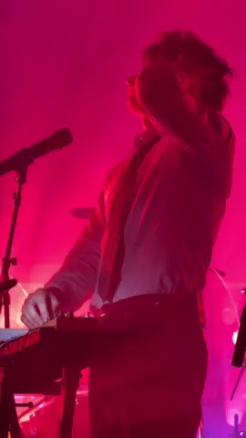 you complete me, i adore you. THE GREEK LA NIGHT 2 @Djo #djo #tour #anotherbite #joekeery 