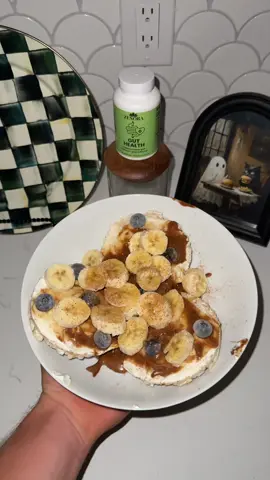Quick nighttime snack -rice cakes -Greek yogurt -whey drip -blueberries -bananas -honey -cinnamon Freeze for 15 minutes then eat!  #guthealth #snack #nutrition #food 