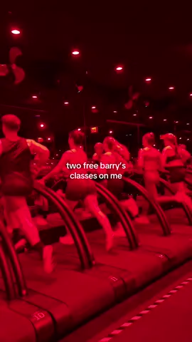 You already know I'm a HUGE @Barry’s fan but did you know they have a Fuel Bar featuring a limited-edition pumpkin smoothie with 28g of protein?! 💪🎃 📍Barry's, Downtown Get two FREE classes on me from now thru 11/2 with the link in my bio! Pro Tip: You can pre-order your smoothies so they're ready when you're done class! 🥤 #charlestonsc #charleston #chs #workout 