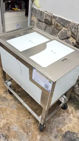 THÙNG ĐÁ INOX 304: 2,5 BAO ĐÁ (50 KÝ ĐÁ) 50x80x40cm CHÂN BÁNH XE CAO SU KHOÁ CAO TỔNG 85cm. #inoxdongtien #đặthàngtheoyêucầu #thunggiunhiet #thungdainox #thungdainox304 