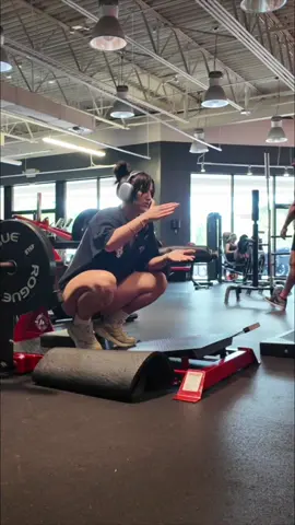 Proper gym etiquette is knowing when you walk away from a machine for 20+ min it’s no longer yours.  Back story: I walked over waited 5 min, nobody showed up I stripped the weight, added my weight. Set up my camera, started filming, did a complete set of 15 reps, had enough time to keep filming my instructional video. This girl walks from 2 rooms away to tell me she had another set left. Ummm am I crazy or ? I think that’s just rude you can be on 3 different machines in different parts of the gym then claim machines… especially when the gym’s busy.  Head over to my YouTube channel @Lindsey Marie Fit to see the rest of my reaction 🤣 #gymetiquette #gymproblems #legdayworkout 