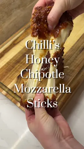 Chilli’s Honey Chipotle Mozzarella Sticks 🌶️ #chillis #chillismozzarellasticks #mozzarellasticks #cheesepull #chipotle 