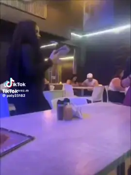Todo comenzó porque supuestamente la mesera había tomado el número del novio de la jóven, y ella se había hecho pasar por él y comenzó a chatear con ella.