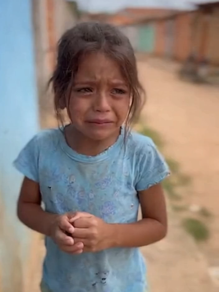 Uma cena comovente mostra uma criança humilde chorando após não conseguir ganhar uma cesta básica em uma ação social. Com roupas rasgadas e sujas, ela observa outras pessoas recebendo ajuda e pergunta por que não foi escolhida. O vídeo mostra a realidade de muitas famílias brasileiras que enfrentam a fome todos os dias, e convida à reflexão sobre solidariedade e empatia. #solidariedade #ajudaoproximo #fome #realidadebrasileiras #crianca #emocionante #reflexão #pobreza #brasil