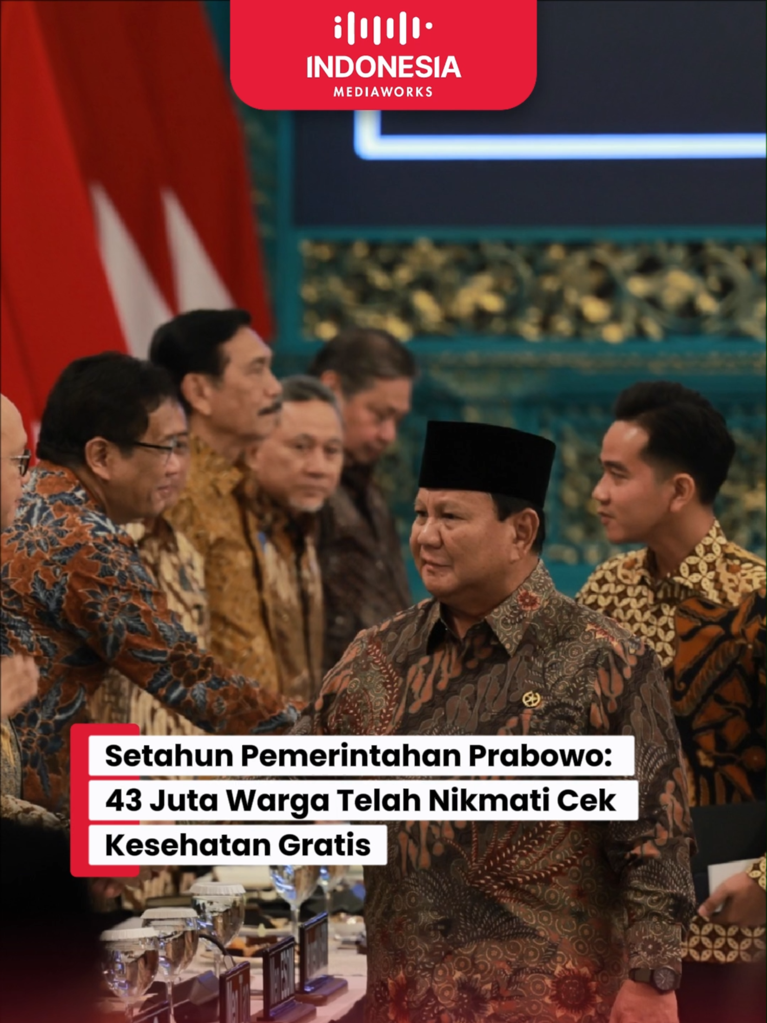 Jakarta - Presiden RI Prabowo Subianto mengatakan sebanyak 43 juta warga sudah mengikuti Cek Kesehatan Gratis (CKG) yang dimulai pada awal tahun 2025 ini. Program ini bersejarah bagi Indonesia karena baru diselenggarakan di era kepemimpinannya. “(Sebanyak) 43 juta orang sudah menggunakan program Cek Kesehatan Gratis. Ini saya kira program pertama kali juga di sejarah republik kita, setiap warga negara berhak cek kesehatan gratis sekali dalam setahun pada hari ulang tahun,” kata Prabowo dalam Sidang Kabinet Paripurna di Istana Negara, Jakarta, Senin (20/10). Prabowo menjelaskan lewat program CKG, pemerintah berharap warga bisa mendeteksi penyakit lebih dini, sehingga segera diobati. Ia pun mendapatkan laporan salah satu masalah kesehatan yang paling sering ditemui yaitu gigi. “Walaupun ini juga membuat suatu PR yang sangat besar bagi kita, karena ternyata hasil cek kesehatan gratis ini sebagian besar rakyat kita punya masalah di gigi,” jelasnya. Berkaitan dengan itu, Presiden mengatakan Indonesia harus lebih banyak menghasilkan dokter gigi. Menurutnya, ini jadi tugas besar yang harus segera diselesaikan karena secara umum Indonesia kekurangan dokter umum dan dokter spesialis. “Kita tahu dokter umum saja kita kekurangan, kekurangan kita sangat besar. Kalau tidak salah kekurangan kita di atas 140 ribu dokter. Kita juga kekurangan spesialis,” ujar Prabowo. “Ini PR dan ini tidak hanya kita. Hampir semua negara yang saya kunjungi, saya minta pendapat pemerintah-pemerintah, hampir semuanya menganggap bahwa mereka kurang dokter,” tambahnya. Ia memaparkan negara kaya, seperti Inggris bisa merekrut dokter dari negara-negara lain dengan bayaran mahal untuk menutupi kekurangan mereka. Hal ini tidak mungkin dilakukan pemerintah Indonesia. Karena itu, lanjut Prabowo, kebijakan pendidikan nasional harus disesuaikan lagi. Salah satunya dengan menambah fakultas kedokteran di berbagai universitas. “Kebijakan pendidikan kita harus kita sesuaikan. Berarti kita harus menambah fakultas-fakultas kedokteran. Dan fakultas kedokteran yang ada pun harus ditambah jumlah mahasiswanya,” kata Prabowo. #Indonesiamediaworks